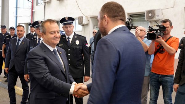 СУСРЕТ МИНИСТАРА ПОЛИЦИЈЕ СРБИЈЕ И СЕВЕРНЕ МАКЕДОНИЈЕ: Обишли заједнички гранични прелаз и поручили - Вози одморан (ФОТО) СУСРЕТ МИНИСТАРА ПОЛИЦИЈЕ СРБИЈЕ И СЕВЕРНЕ МАКЕДОНИЈЕ: Обишли заједнички гранични прелаз и поручили - Вози одморан (ФОТО)