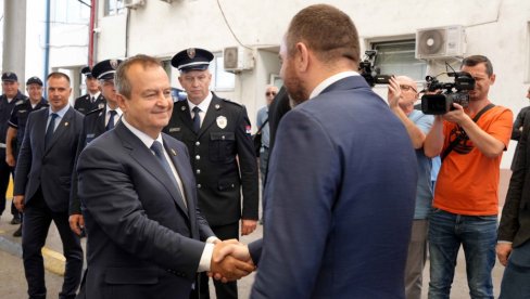SUSRET MINISTARA POLICIJE SRBIJE I SEVERNE MAKEDONIJE: Obišli zajednički granični prelaz i poručili - Vozi odmoran (FOTO) SUSRET MINISTARA POLICIJE SRBIJE I SEVERNE MAKEDONIJE: Obišli zajednički granični prelaz i poručili - Vozi odmoran (FOTO)
