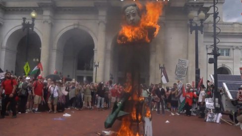 PROPALESTINSKI PROTESTANTI U VAŠINGTONU: Pogledajte kako spaljuju lik Netanjahua (VIDEO) PROPALESTINSKI PROTESTANTI U VAŠINGTONU: Pogledajte kako spaljuju lik Netanjahua (VIDEO)