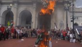 PROPALESTINSKI PROTESTANTI U VAŠINGTONU: Pogledajte kako spaljuju lik Netanjahua (VIDEO) PROPALESTINSKI PROTESTANTI U VAŠINGTONU: Pogledajte kako spaljuju lik Netanjahua (VIDEO)