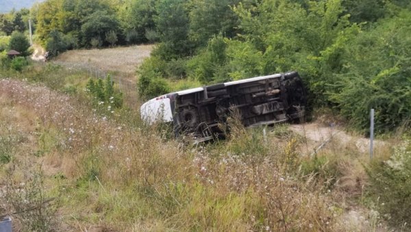 ВОЗАЧ КОМБИЈА БЕЖАО ОД ПОЛИЦИЈЕ? Детаљи саобраћајне несреће код Беле Паланке у којој су повређени мигранти (ФОТО/ВИДЕО) ВОЗАЧ КОМБИЈА БЕЖАО ОД ПОЛИЦИЈЕ? Детаљи саобраћајне несреће код Беле Паланке у којој су повређени мигранти (ФОТО/ВИДЕО)
