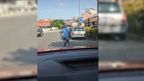 ŠOK SCENA: Čovek vozi dvoje male dece na motoru - mališani mu sede u krilu (VIDEO) ŠOK SCENA: Čovek vozi dvoje male dece na motoru - mališani mu sede u krilu (VIDEO)
