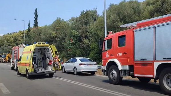 ПОГИНУЛЕ 4 ОСОБЕ, МЕЂУ ЊИМА БЕБА И ДЕВОЈЧИЦА: Незапамћена трагедија у Грчкој - Призори са места несреће узнемиријући (ВИДЕО) ПОГИНУЛЕ 4 ОСОБЕ, МЕЂУ ЊИМА БЕБА И ДЕВОЈЧИЦА: Незапамћена трагедија у Грчкој - Призори са места несреће узнемиријући (ВИДЕО)