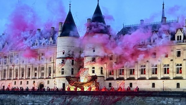 МОК ПОВУКАО СНИМАК! Наставља се полемика око контроверзне церемоније отварања Олимпијских игара МОК ПОВУКАО СНИМАК! Наставља се полемика око контроверзне церемоније отварања Олимпијских игара