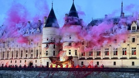 MOK POVUKAO SNIMAK! Nastavlja se polemika oko kontroverzne ceremonije otvaranja Olimpijskih igara MOK POVUKAO SNIMAK! Nastavlja se polemika oko kontroverzne ceremonije otvaranja Olimpijskih igara