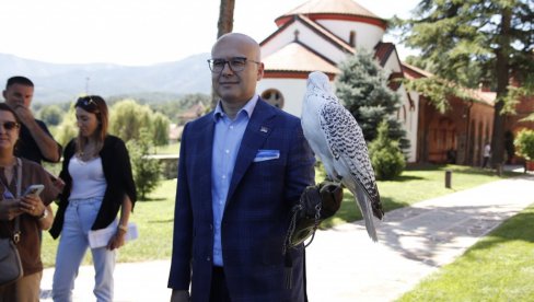 SLIKA VREDI VIŠE OD HILJDU REČI: Premijer se slikao sa sokolom u manastiru Žiča, pa poslao moćnu poruku SLIKA VREDI VIŠE OD HILJDU REČI: Premijer se slikao sa sokolom u manastiru Žiča, pa poslao moćnu poruku