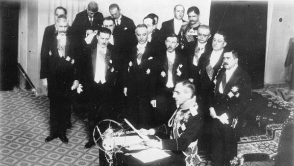 ФЕЉТОН - ПОЛИТИЧКИ ЖИВОТ ХРВАТА ПОД КОНТРОЛОМ ВАТИКАНА: На Четвртом конгресу КПЈ у Дрездену 1928. је донета одлука о разбијању Југославије ФЕЉТОН - ПОЛИТИЧКИ ЖИВОТ ХРВАТА ПОД КОНТРОЛОМ ВАТИКАНА: На Четвртом конгресу КПЈ у Дрездену 1928. је донета одлука о разбијању Југославије