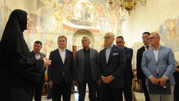МОДЕРНА СРБИЈА НА ИСТОРИЈСКИМ ТЕМЕЉИМА: Премијер Милош Вучевић посетио манастир Жичу и градилиште „Моравског коридора“ код Краљева МОДЕРНА СРБИЈА НА ИСТОРИЈСКИМ ТЕМЕЉИМА: Премијер Милош Вучевић посетио манастир Жичу и градилиште „Моравског коридора“ код Краљева