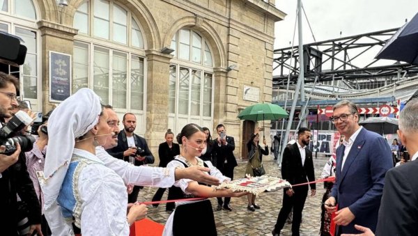 СВЕЧАНО ОТВОРЕНА СРПСКА КУЋА У ПАРИЗУ: Присуствовао председник Вучић - Визија је звезда водиља за све нас (ВИДЕО) СВЕЧАНО ОТВОРЕНА СРПСКА КУЋА У ПАРИЗУ: Присуствовао председник Вучић - Визија је звезда водиља за све нас (ВИДЕО)