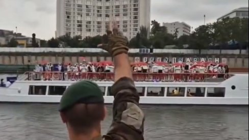 ОН ЈЕ ЗАПАЊИО СРПСКЕ ОЛИМПИЈЦЕ! У пуној ратној опреми стајао на обали Сене и поздрављао Србе - ево и зашто (ВИДЕО) ОН ЈЕ ЗАПАЊИО СРПСКЕ ОЛИМПИЈЦЕ! У пуној ратној опреми стајао на обали Сене и поздрављао Србе - ево и зашто (ВИДЕО)