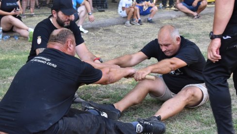 ODMERILI SNAGU I VEŠTINU: U Banatskom Velikom Selu održan tradicionalni Krajiški višeboj, 14. po redu, uz učešće devet ekipa (FOTO) ODMERILI SNAGU I VEŠTINU: U Banatskom Velikom Selu održan tradicionalni Krajiški višeboj, 14. po redu, uz učešće devet ekipa (FOTO)