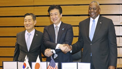 TRILATERALNA SARADNJA POSTALA JE ČVRŠĆA : Ministi odbrane Japana, SAD i Južne Koreje potpisali memorandum TRILATERALNA SARADNJA POSTALA JE ČVRŠĆA : Ministi odbrane Japana, SAD i Južne Koreje potpisali memorandum