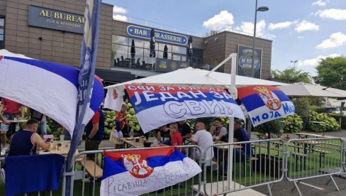 SVI ZA JEDNOG, JEDAN ZA SVI: Srbi u velikom broju došli na olimpijski meč sa Amerikancima (VIDEO) SVI ZA JEDNOG, JEDAN ZA SVI: Srbi u velikom broju došli na olimpijski meč sa Amerikancima (VIDEO)