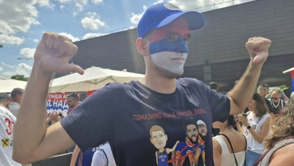ПОМАЗИМО КОЊЕ НИКОЛЕ ЈОКИЋА Невероватна прича младића из Чачка, свуда је уз Србију, а његова мајица ће вас довести до суза (ВИДЕО) ПОМАЗИМО КОЊЕ НИКОЛЕ ЈОКИЋА Невероватна прича младића из Чачка, свуда је уз Србију, а његова мајица ће вас довести до суза (ВИДЕО)