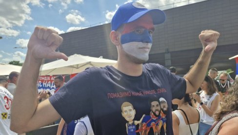 POMAZIMO KONJE NIKOLE JOKIĆA Neverovatna priča mladića iz Čačka, svuda je uz Srbiju, a njegova majica će vas dovesti do suza (VIDEO) POMAZIMO KONJE NIKOLE JOKIĆA Neverovatna priča mladića iz Čačka, svuda je uz Srbiju, a njegova majica će vas dovesti do suza (VIDEO)