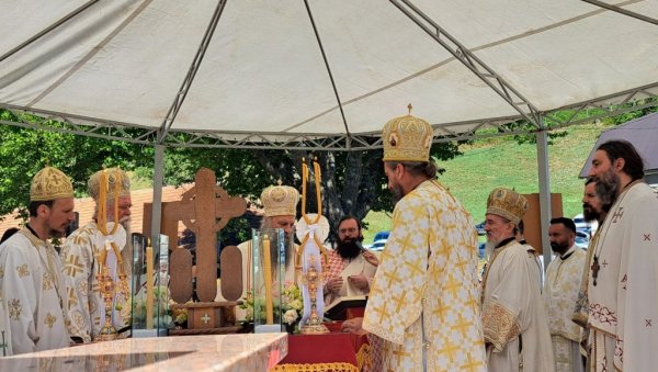 СТРАДАЛИ СУ САМО ЗАТО ШТО СУ СРБИ Патријарх српски Порфирије на обележавању 80 година геноцида у Велици код Плава (ФОТО) СТРАДАЛИ СУ САМО ЗАТО ШТО СУ СРБИ Патријарх српски Порфирије на обележавању 80 година геноцида у Велици код Плава (ФОТО)