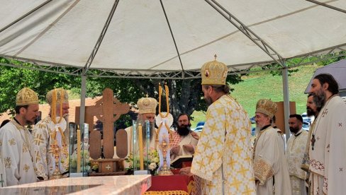 STRADALI SU SAMO ZATO ŠTO SU SRBI Patrijarh srpski Porfirije na obeležavanju 80 godina genocida u Velici kod Plava (FOTO) STRADALI SU SAMO ZATO ŠTO SU SRBI Patrijarh srpski Porfirije na obeležavanju 80 godina genocida u Velici kod Plava (FOTO)