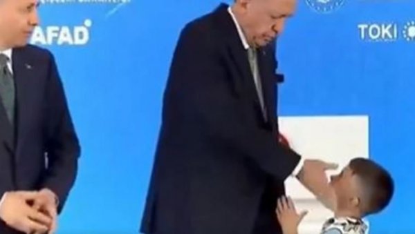 ЕРДОГАН ОШАМАРИО ДЕЧАКА ЈЕР НИЈЕ ХТЕО ДА МУ ПОЉУБИ РУКУ: Скандал тресе Турску - Снимак запалио друштвене мреже (ВИДЕО) ЕРДОГАН ОШАМАРИО ДЕЧАКА ЈЕР НИЈЕ ХТЕО ДА МУ ПОЉУБИ РУКУ: Скандал тресе Турску - Снимак запалио друштвене мреже (ВИДЕО)