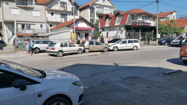 ВОЗИЛО УДАРИЛО У ТРИ ПАРКИРАНА АУТОМОБИЛА: Кажу да је возача напао стршљен ВОЗИЛО УДАРИЛО У ТРИ ПАРКИРАНА АУТОМОБИЛА: Кажу да је возача напао стршљен