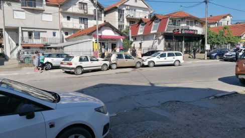 VOZILO UDARILO U TRI PARKIRANA AUTOMOBILA: Kažu da je vozača napao stršljen VOZILO UDARILO U TRI PARKIRANA AUTOMOBILA: Kažu da je vozača napao stršljen