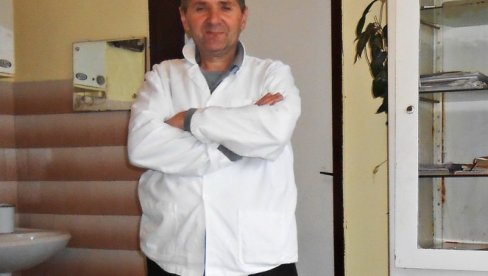 DR NOCE LEČI I USRED NOĆI: Svestrani Šumadinac Novica Cvetković već 41 godinu brine o zdravlju južnjačkih gorštaka DR NOCE LEČI I USRED NOĆI: Svestrani Šumadinac Novica Cvetković već 41 godinu brine o zdravlju južnjačkih gorštaka