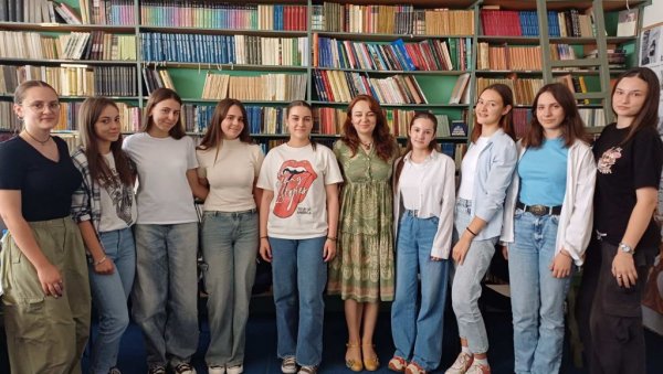 СВЕТ БИ ЗАЋУТАО БЕЗ РУСКЕ КЊИЖЕВНОСТИ: Професор Марина Шапоњић ниже признања у свету и ствара државне шампионе СВЕТ БИ ЗАЋУТАО БЕЗ РУСКЕ КЊИЖЕВНОСТИ: Професор Марина Шапоњић ниже признања у свету и ствара државне шампионе