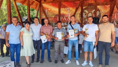 KUPINA PREGAZILA MALINU: Na takmičenju u selu Stave kod Valjeva proizvode predstavilo 40 domaćina KUPINA PREGAZILA MALINU: Na takmičenju u selu Stave kod Valjeva proizvode predstavilo 40 domaćina