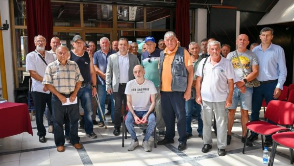 ПРИВИЛЕГИЈЕ ЗА БРАНИОЦЕ: Уручене легитимације борцима у Руми ПРИВИЛЕГИЈЕ ЗА БРАНИОЦЕ: Уручене легитимације борцима у Руми