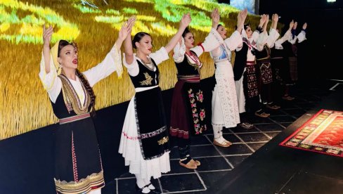 PARČE HLEBA, KOMAD NEBA I PRIČA O NAŠOJ DUŠI: Izložba Koreni u Srpskoj olimpijskoj kući u Parizu uveliko privlači veliku pažnju posetilaca PARČE HLEBA, KOMAD NEBA I PRIČA O NAŠOJ DUŠI: Izložba Koreni u Srpskoj olimpijskoj kući u Parizu uveliko privlači veliku pažnju posetilaca