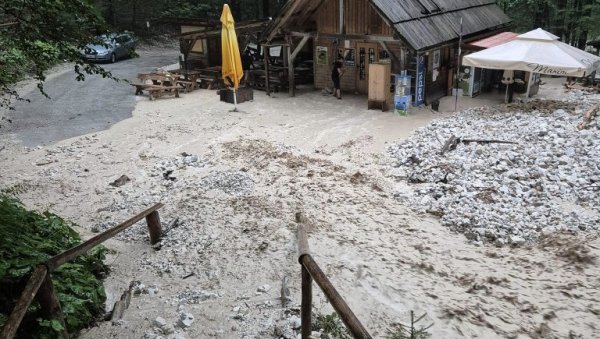 КУЋЕ ПОД ВОДОМ, УЛИЦЕ ПОСТАЛЕ РЕКЕ: Језиви призори у региону, јако невреме изазвало снажне поплаве (ФОТО) КУЋЕ ПОД ВОДОМ, УЛИЦЕ ПОСТАЛЕ РЕКЕ: Језиви призори у региону, јако невреме изазвало снажне поплаве (ФОТО)