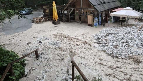 KUĆE POD VODOM, ULICE POSTALE REKE: Jezivi prizori u regionu, jako nevreme izazvalo snažne poplave (FOTO) KUĆE POD VODOM, ULICE POSTALE REKE: Jezivi prizori u regionu, jako nevreme izazvalo snažne poplave (FOTO)