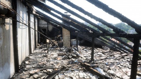 STIGLI I STRUJA I POMOĆ: Saniraju se posledice požara u zgradi na Kanarevom brdu STIGLI I STRUJA I POMOĆ: Saniraju se posledice požara u zgradi na Kanarevom brdu