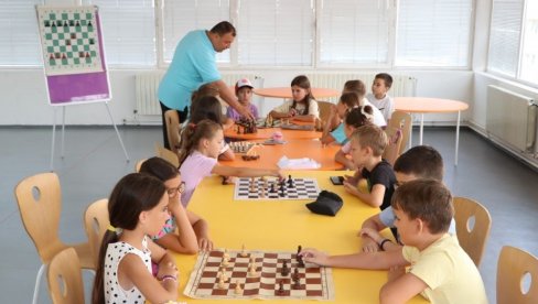 LETNJA ŠKOLA ŠAHA: Edukativna radionica za mališane u kraljevačkoj biblioteci LETNJA ŠKOLA ŠAHA: Edukativna radionica za mališane u kraljevačkoj biblioteci