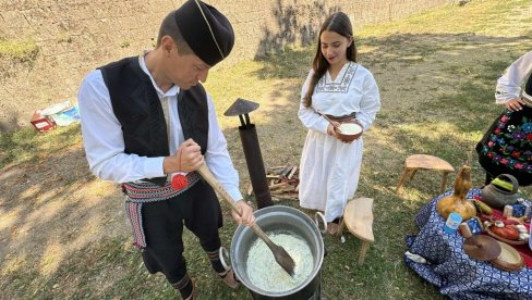 BELMUŽ PREŠIŠAO JAGNJETINU: Počinje trodnevna tradicionalna manifestacija posvećena pastirskom jelu u Svrljigu BELMUŽ PREŠIŠAO JAGNJETINU: Počinje trodnevna tradicionalna manifestacija posvećena pastirskom jelu u Svrljigu