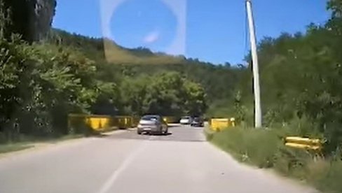 ZBOG TAKVIH POPUT NJEGA STRADAJU NEDUŽNI LJUDI: Novi snimak bahate vožnje na putevima Srbije izazvao gnev mnogih (VIDEO) ZBOG TAKVIH POPUT NJEGA STRADAJU NEDUŽNI LJUDI: Novi snimak bahate vožnje na putevima Srbije izazvao gnev mnogih (VIDEO)