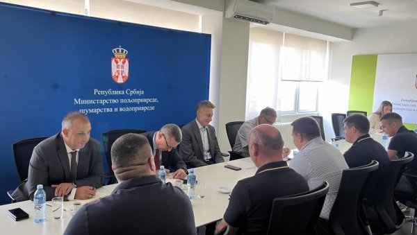 МАРТИНОВИЋ СЕ САСТАО СА СТОЧАРИМА: Министарство ће посредовати у преговорима са откупљивачима свиња МАРТИНОВИЋ СЕ САСТАО СА СТОЧАРИМА: Министарство ће посредовати у преговорима са откупљивачима свиња