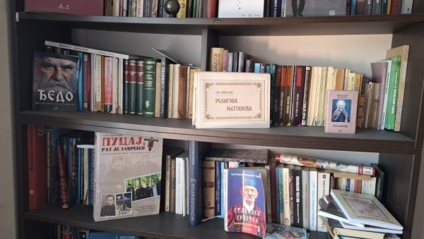 ПОРЕЗ, МОЉАЦ МЕЂУ КЊИГАМА: Издавачи, књижари, новинари у Црној Гори на ногама због повећања стопе ПДВ ПОРЕЗ, МОЉАЦ МЕЂУ КЊИГАМА: Издавачи, књижари, новинари у Црној Гори на ногама због повећања стопе ПДВ