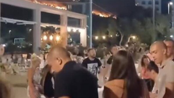 ЉУДИ ГЛЕДАЈУ И КРСТЕ СЕ: Док на брду изнад Сутомора ватра гута све пред собом, на шеталишту у подножју играју коло (ВИДЕО) ЉУДИ ГЛЕДАЈУ И КРСТЕ СЕ: Док на брду изнад Сутомора ватра гута све пред собом, на шеталишту у подножју играју коло (ВИДЕО)