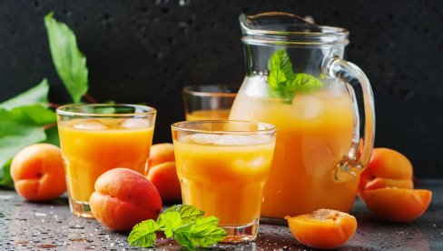 POTPUNO PRIRODAN SOK OD KAJSIJA, BRESAKA I JABUKA: Uživajte u potpuno prirodnom i osvežavajućem soku bez šećera POTPUNO PRIRODAN SOK OD KAJSIJA, BRESAKA I JABUKA: Uživajte u potpuno prirodnom i osvežavajućem soku bez šećera