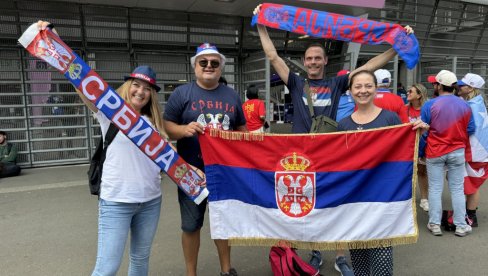 NAŠI I STRANI NAVIJAČI UZ SRPSKE KOŠARKAŠICE: Lil u crveno-plavo-belim bojama (VIDEO) NAŠI I STRANI NAVIJAČI UZ SRPSKE KOŠARKAŠICE: Lil u crveno-plavo-belim bojama (VIDEO)