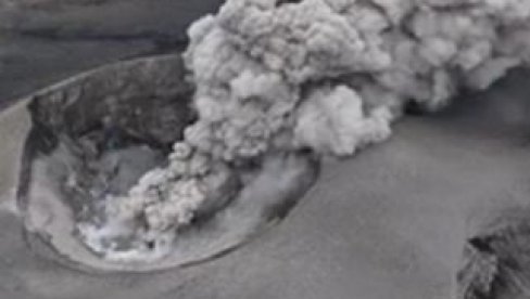 STUB PEPELA VISOK DVA KILOMETRA: Turisti snimili erupciju vulkana Ebeko na Kurilima (VIDEO) STUB PEPELA VISOK DVA KILOMETRA: Turisti snimili erupciju vulkana Ebeko na Kurilima (VIDEO)