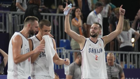 КАКВА ЧАСТ, У ДРУШТВУ СА ЛЕГЕНДОМ: Чувени кошаркаш у посети српским баскеташима (ФОТО) КАКВА ЧАСТ, У ДРУШТВУ СА ЛЕГЕНДОМ: Чувени кошаркаш у посети српским баскеташима (ФОТО)