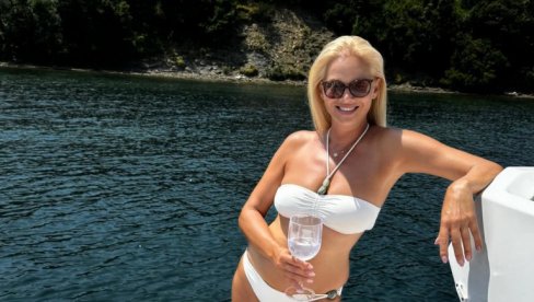 PUNI BATERIJE PRED BEOGRADSKI KONCERT: Ilda Šaulić pokazala vitko telo u Crnoj Gori (FOTO) PUNI BATERIJE PRED BEOGRADSKI KONCERT: Ilda Šaulić pokazala vitko telo u Crnoj Gori (FOTO)