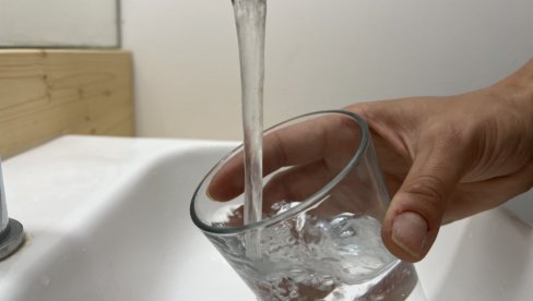 NAUČNO OTKRIĆE: Jednostavan način za otklanjanje mikroplastike iz vode za piće NAUČNO OTKRIĆE: Jednostavan način za otklanjanje mikroplastike iz vode za piće