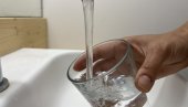 NAUČNO OTKRIĆE: Jednostavan način za otklanjanje mikroplastike iz vode za piće NAUČNO OTKRIĆE: Jednostavan način za otklanjanje mikroplastike iz vode za piće