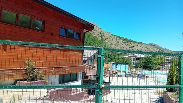 ЗАПЕЧАТИЛИ БАЊУ, АЛИ И СУДБИНУ СРБА: Новости у Бањској, где је Приштина узурпирала комплекс ЗАПЕЧАТИЛИ БАЊУ, АЛИ И СУДБИНУ СРБА: Новости у Бањској, где је Приштина узурпирала комплекс