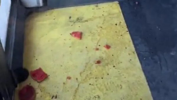 ХАОС У ГРАДСКОМ ПРЕВОЗУ: Пијани мушкарац вређао путнике, спопадао девојке и бацао остатке лубенице ХАОС У ГРАДСКОМ ПРЕВОЗУ: Пијани мушкарац вређао путнике, спопадао девојке и бацао остатке лубенице