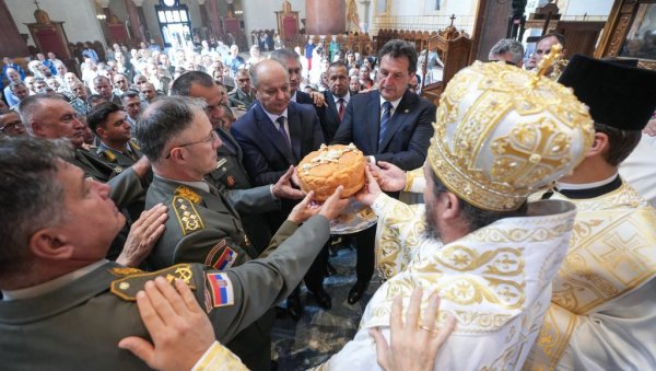 ВОЈСКА СРБИЈЕ ОБЕЛЕЖИЛА КРСНУ СЛАВУ: Гашић и Мојсиловић присуствовали литургији ВОЈСКА СРБИЈЕ ОБЕЛЕЖИЛА КРСНУ СЛАВУ: Гашић и Мојсиловић присуствовали литургији