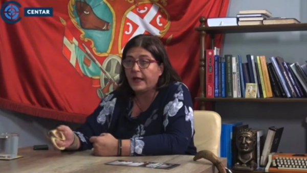 ОВО ЈЕ ЖЕНА КОЈА ВОДИ ПРОТЕСТЕ Витла маказама и виче: Ми смо овце, заљуљаћемо пирамиду (ВИДЕО) ОВО ЈЕ ЖЕНА КОЈА ВОДИ ПРОТЕСТЕ Витла маказама и виче: Ми смо овце, заљуљаћемо пирамиду (ВИДЕО)