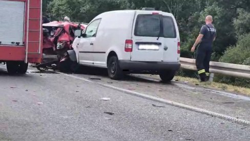 TEŠKA NESREĆA IZMEĐU RAŽNJA I POJATA: Kolona na auto-putu duga pet kilometara (FOTO/VIDEO) TEŠKA NESREĆA IZMEĐU RAŽNJA I POJATA: Kolona na auto-putu duga pet kilometara (FOTO/VIDEO)